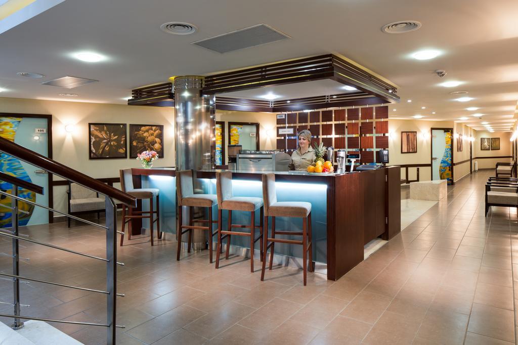 Mirotel Resort&Spa Truskavec' Esterno foto The bar on board