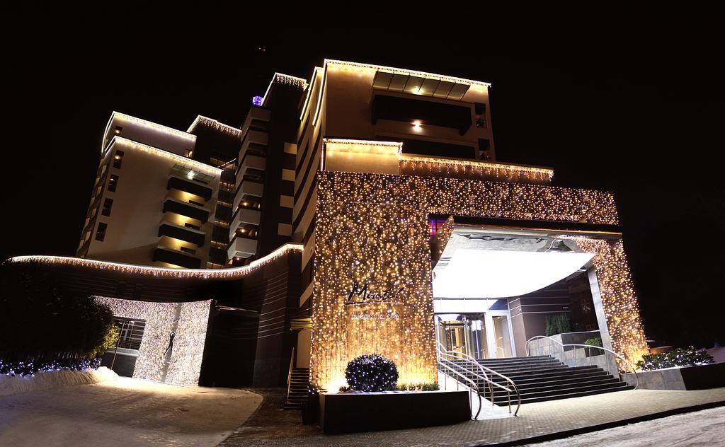 Mirotel Resort&Spa Truskavec' Esterno foto The hotel at night