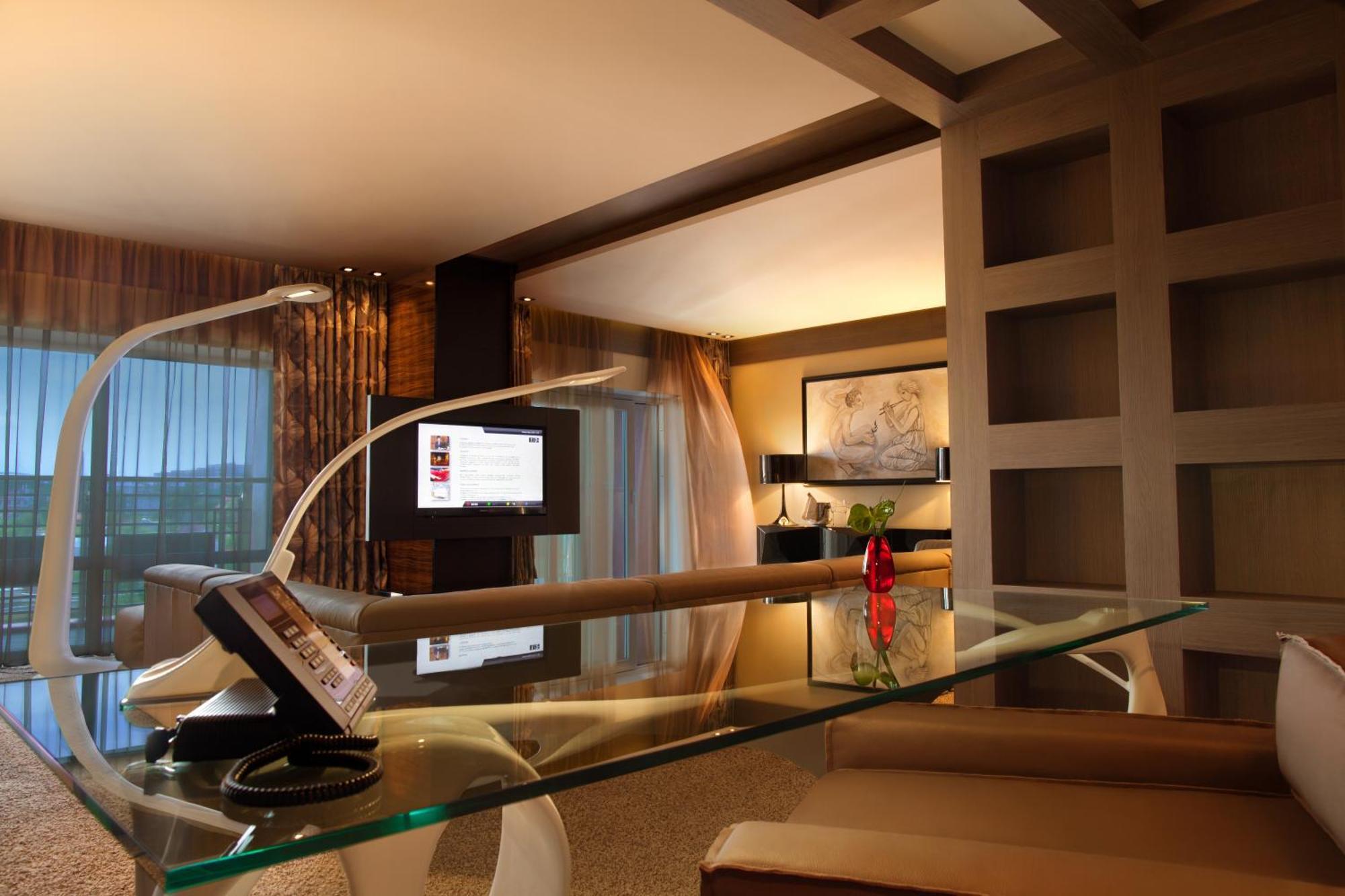 Mirotel Resort&Spa Truskavec' Esterno foto A curved monitor