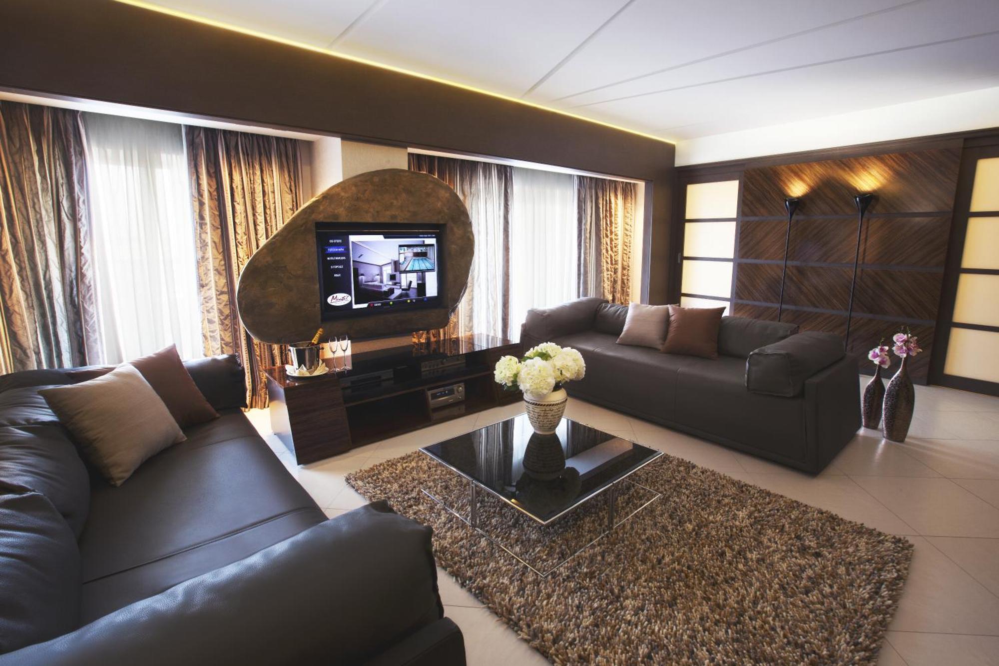 Mirotel Resort&Spa Truskavec' Esterno foto A living room in a suite at the hotel