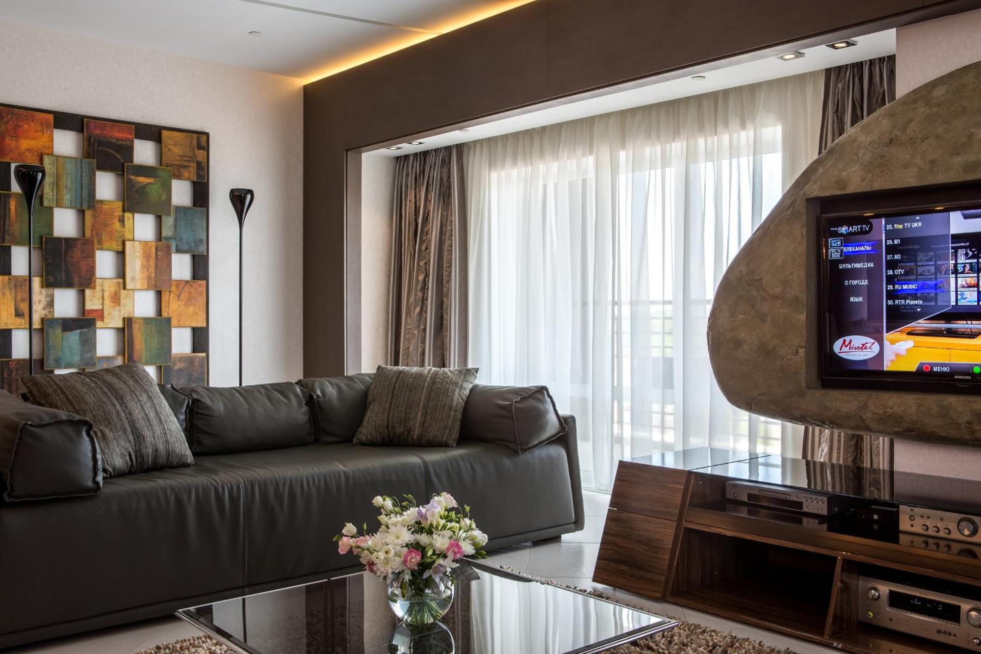 Mirotel Resort&Spa Truskavec' Camera foto A living room with a television
