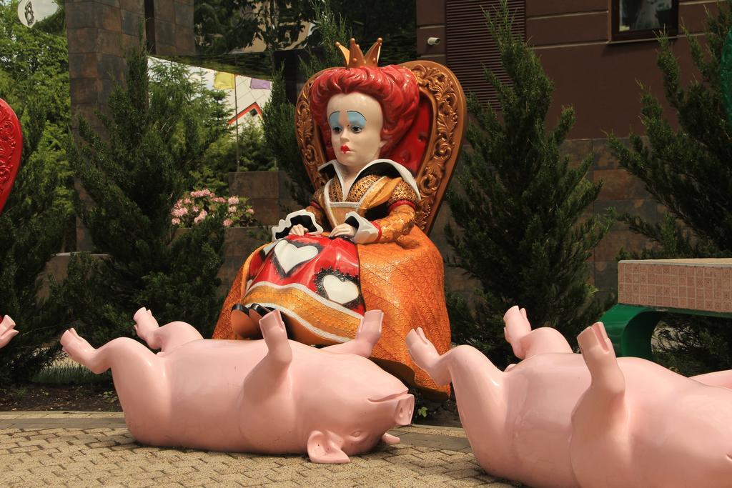 Mirotel Resort&Spa Truskavec' Esterno foto The Queen of Hearts and her two pigs
