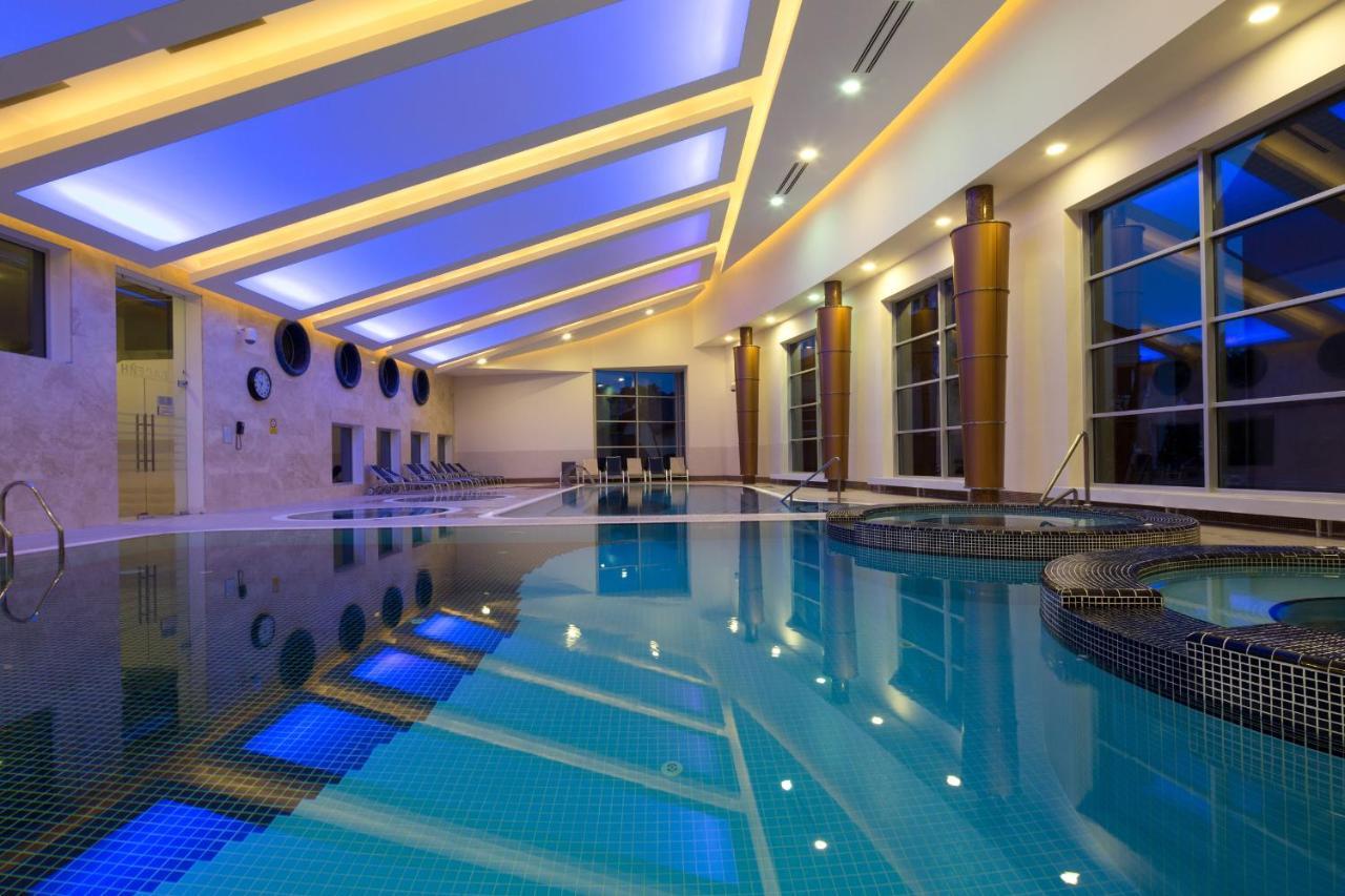 Mirotel Resort&Spa Truskavec' Esterno foto The swimming pool at the hotel